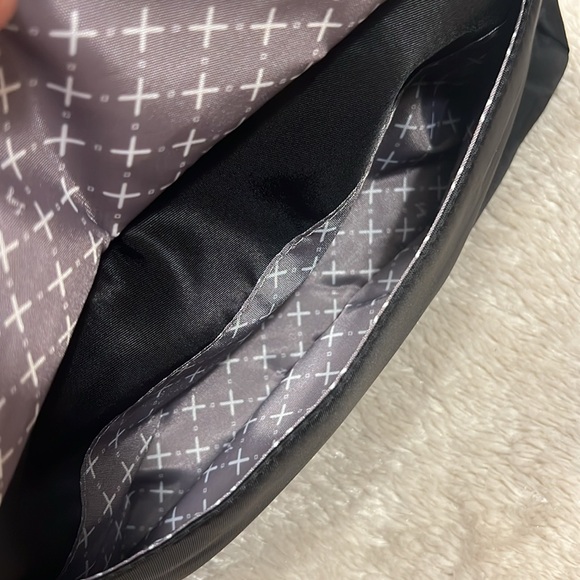 LUG Pacer Crossbody - Picture 12 of 15